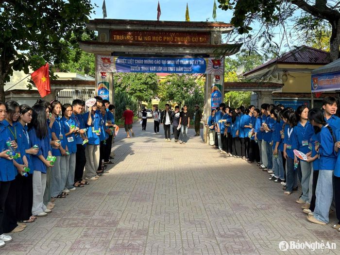 Đội tình nguyện Trường THPT Cờ Đỏ chúc mừng các thí sinh hoàn thành bài thi môn tiếng Anh. Ảnh: Minh Thái