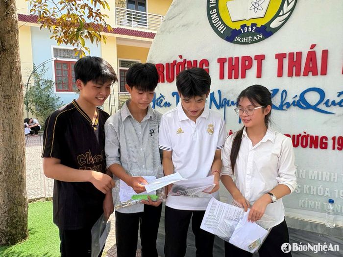 Thí sinh thi vào Trường THPT Thái Hòa trao đổi bài sau môn thi tiếng Anh. Ảnh: Minh Thái