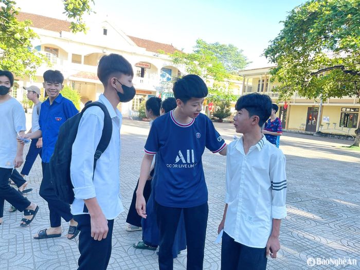Thí sinh tại điểm thi Trường THPT Anh Sơn 2. Ảnh: Thái Hiền