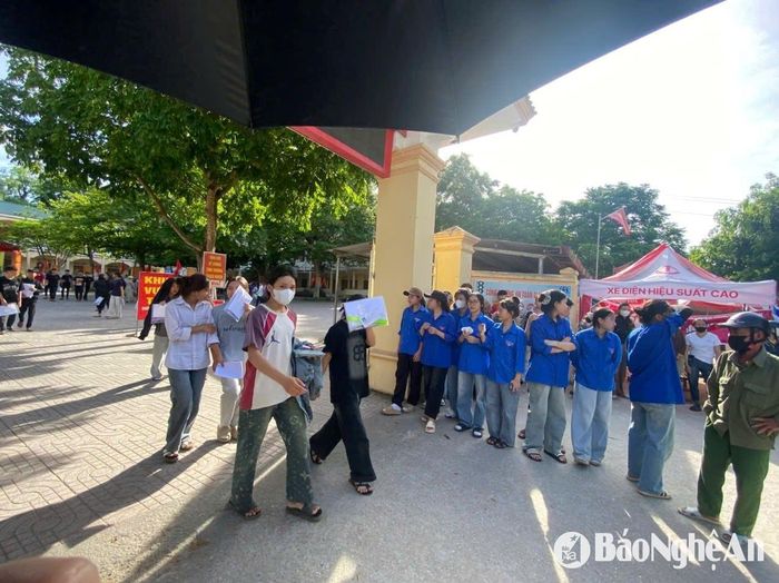 Thí sinh huyện Con Cuông đã hoàn thành môn thi thứ 2: Ảnh: Bá Hậu