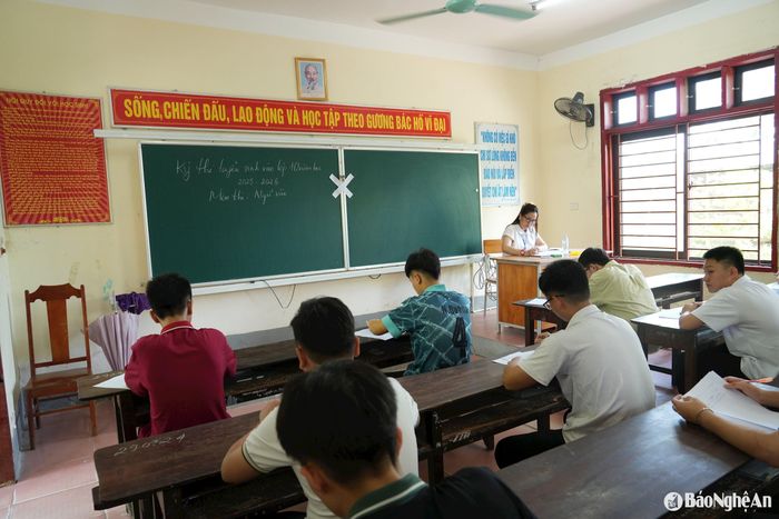 Các thí sinh bước vào môn thi đầu tiên. Ảnh: Mỹ Hà