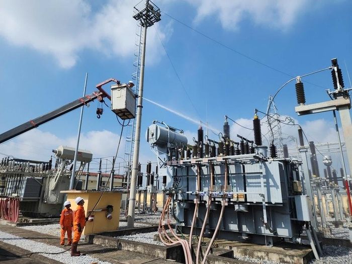 Công nhân EVNNPC vệ sinh cách điện bằng nước áp lực cao, nhằm đảm bảo an toàn thiết bị và duy trì cung cấp điện ổn định, liên tục trong mùa nắng nóng.