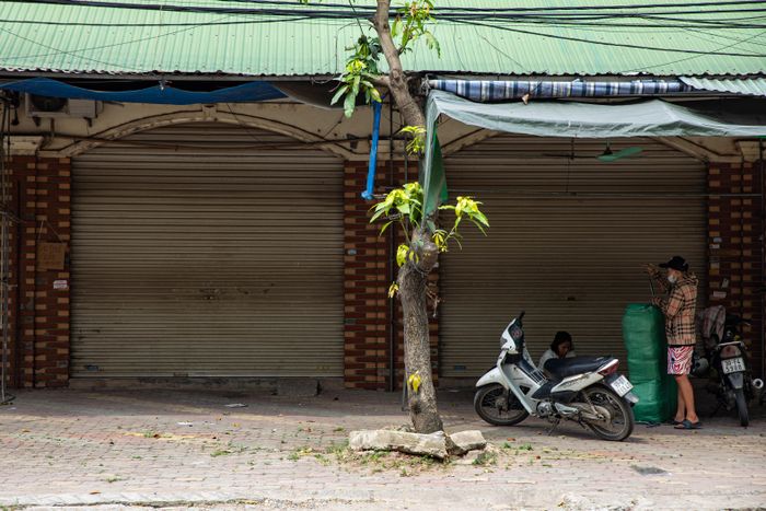  Nhiều cửa hàng tại các khu vực lân cận chợ trên đường Ninh Hiệp đồng loạt kéo cửa sắt đóng kín, hoặc mở cửa cầm chừng. 