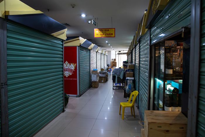  Tại chợ Hàng Da (quận Hoàn Kiếm), tầng 1 là khu vực buôn bán các mặt hàng rượu bia, tạp phẩm, quần áo, giày dép nhưng nhiều kiosk đã đóng cửa đã từ nhiều ngày nay. 