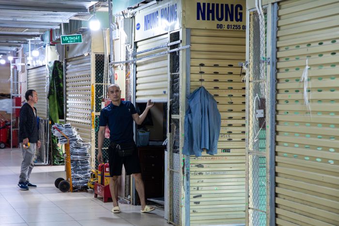  Cụ thể, theo thống kê của cơ quan quản lý, có 630 hộ trên tổng số 2.200 hộ nghỉ kinh doanh trong tháng. Về lý do nghỉ bán, đơn vị quản lý cho biết các hộ kinh doanh đều có đơn xin nghỉ theo tháng. Theo quy định, các hộ kinh doanh được phép xin nghỉ đóng thuế, nghỉ kinh doanh theo tháng. 