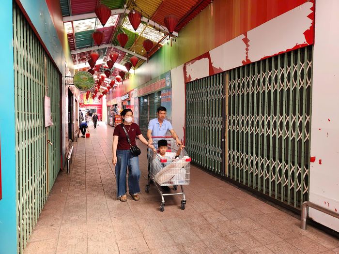  Không chỉ các chợ truyền thống, tại một trung tâm thương mại trên đường Trần Duy Hưng (quận Cầu Giấy), một số gian hàng vẫn cũng rơi vào tình trạng cửa đóng then cài. 