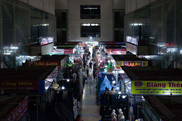  Ghi nhận trong khuôn viên tầng 1 chợ Ninh Hiệp (Gia Lâm, Hà Nội), các kiosk, cửa hàng phần lớn đã mở trở lại sau thời gian đóng cửa khi lực lượng Quản lý thị trường tới kiểm tra hàng hóa. 