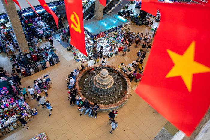  Ghi nhận tại chợ Đồng Xuân (quận Hoàn Kiếm) sáng 3/6, phần lớn cửa hàng vẫn mở cửa buôn bán nhưng đều trong tình trạng ảm đạm khi lượng khách tới mua sắm giảm mạnh. Chợ Đồng Xuân từng có hơn 2.000 gian hàng ở 3 tầng, là điểm đến tham quan, mua sắm các sản phẩm thủ công mỹ nghệ, quần áo, hàng gia dụng, đồ lưu niệm và đặc sản tại Hà Nội. 