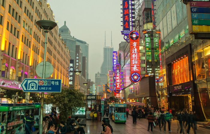 Phố mua sắm dành cho người đi bộ trên đại lộ Nam Kinh, Thượng Hải, Trung Quốc. Ảnh: Unsplash