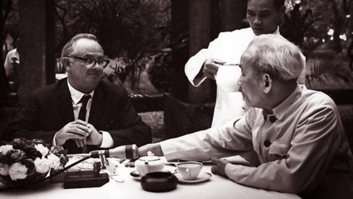 Nhà báo Wilfred Graham Burchett trong một lần phỏng vấn Bác Hồ. Nguồn: The Australian