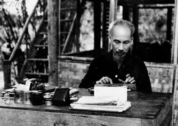Chủ tịch Hồ Chí Minh - Người thầy vĩ đại của báo chí cách mạng Việt Nam. Ảnh tư liệu
