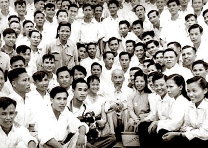Chủ tịch Hồ Chí Minh nói chuyện với các nhà báo, tháng 9/1960. Ảnh tư liệu