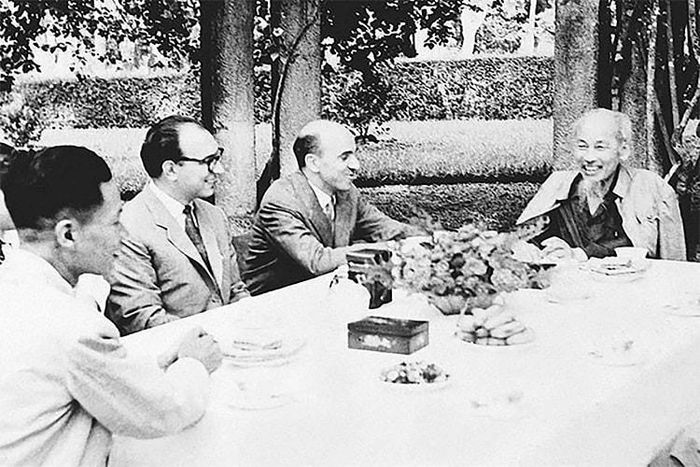 Chủ tịch Hồ Chí Minh tiếp đoàn nhà báo L’Unita của Đảng Cộng sản Italy, ngày 12/5/1959. Ảnh tư liệu