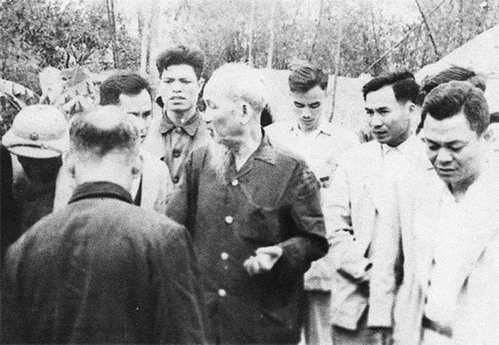 Chủ tịch Hồ Chí Minh về thăm xã Nam Chính (Nam Sách) ngày 15/2/1965. Người đứng phía sau Bác Hồ, đang ghi chép, là đồng chí Nguyễn Thi, khi đó là Phó Tổng Biên tập báo Hải Dương mới. Ảnh tư liệu