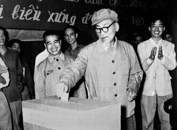 Ngày 27/4/1969, Chủ tịch Hồ Chí Minh đến bỏ phiếu bầu cử đại biểu Hội đồng nhân dân khu phố Ba Đình khóa V tại hòm phiếu số 6, đơn vị bầu cử 1, tiểu khu 1, khu phố Ba Đình, Hà Nội. Ảnh tư liệu: TTXVN