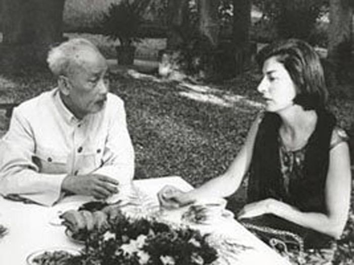 Chủ tịch Hồ Chí Minh trả lời phỏng vấn của nữ nhà báo Pháp Danielle Hunebelle ngày 5/6/1964. Ảnh tư liệu