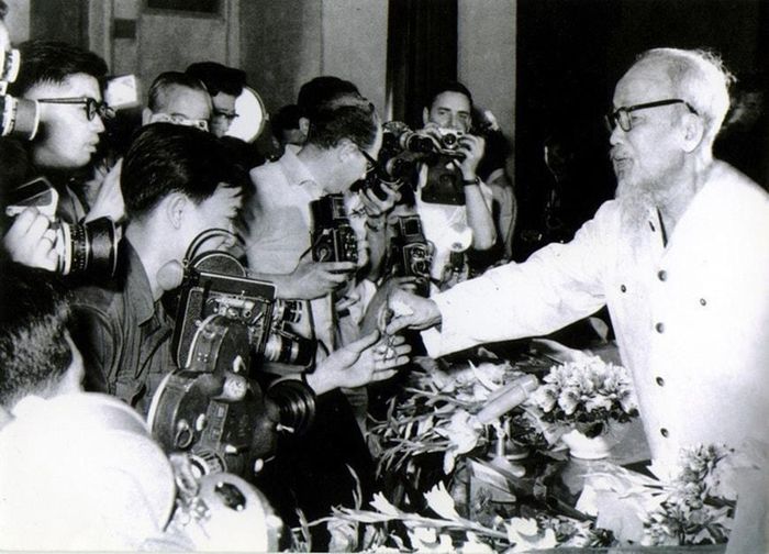 Chủ tịch Hồ Chí Minh gặp gỡ phóng viên các cơ quan báo chí trong và ngoài nước tại Thủ đô Hà Nội (5/1968). Ảnh tư liệu: TTXVN