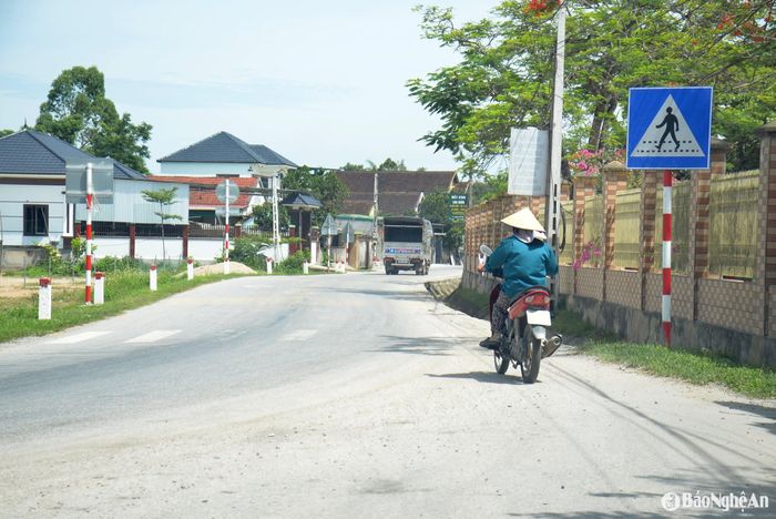 Trên địa bàn huyện Đô Lương có nhiều tuyến đường quốc lộ, tỉnh lộ chạy qua, khó khăn cho công tác kiểm soát bệnh dịch tả lợn châu Phi. Ảnh: Xuân Hoàng