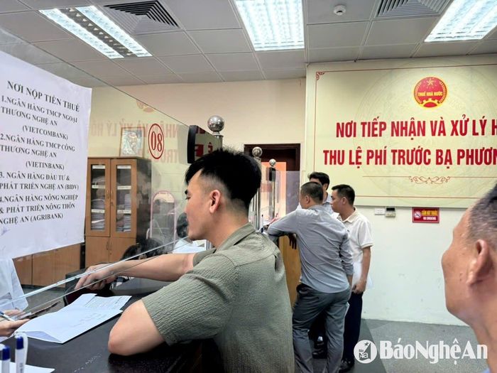 Người dân thành phố Vinh kê khai thủ tục thuế trước bạ tại Chi cục Thuế Vinh. Ảnh: Nguyễn Hải