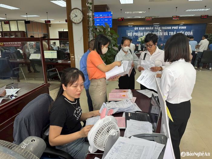 Sau khi số định danh cá nhân trên hệ thống VNeID tương ứng với mã số thuế thì các giao dịch chuyển nhượng đất đai, tài sản dẫn đến phát sinh lợi nhuận sẽ được giám sát để tính thuế thu nhập cá nhân. Ảnh: Nguyễn Hải