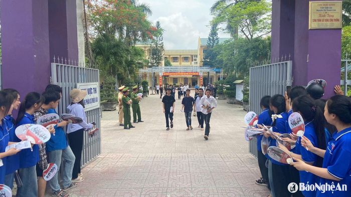 Đội thanh niên tình nguyện hỗ trợ thí sinh tại điểm thi Trường THPT Nam Đàn 2. Ảnh: NTCC