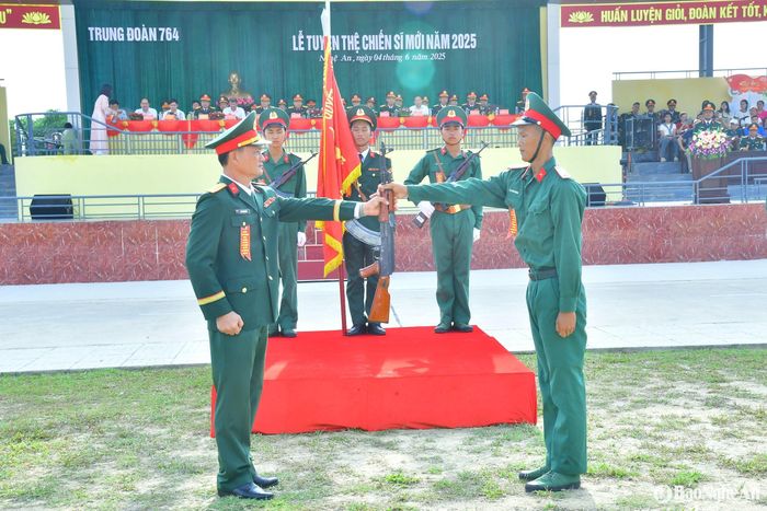 Thực hiện nghi thức bàn giao vũ khí cho chiến sĩ mới. Ảnh: Trọng Kiên