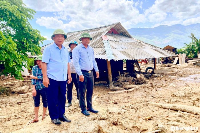 Ngày 2/6, đồng chí Nguyễn Văn Đệ - Phó Chủ tịch UBND tỉnh kiểm tra thực địa tại điểm vừa chịu ảnh hưởng bởi lũ quét tại xã Nhôn Mai (Tương Dương). Ảnh tư liệu: Quang An