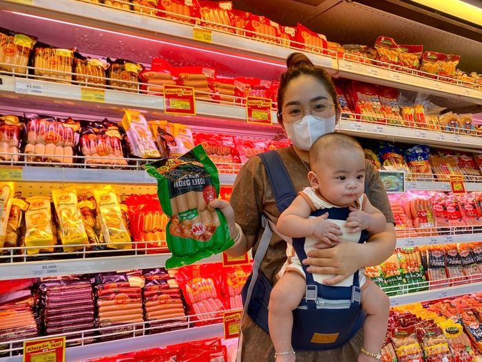Chị Tuyết Nhung lựa chọn sản phẩm thay thế sau khi theo dõi thông tin liên quan đến C.P.