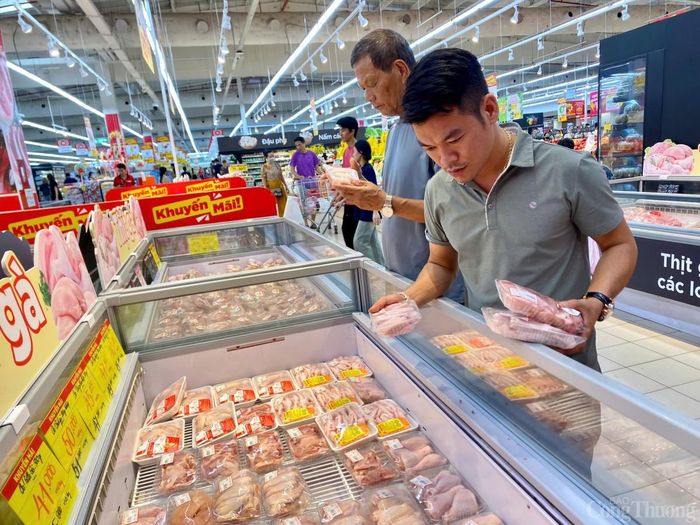 Anh Bùi Văn Tình vẫn tiếp tục mua thịt heo, thịt gà của thương hiệu C.P. như bình thường.