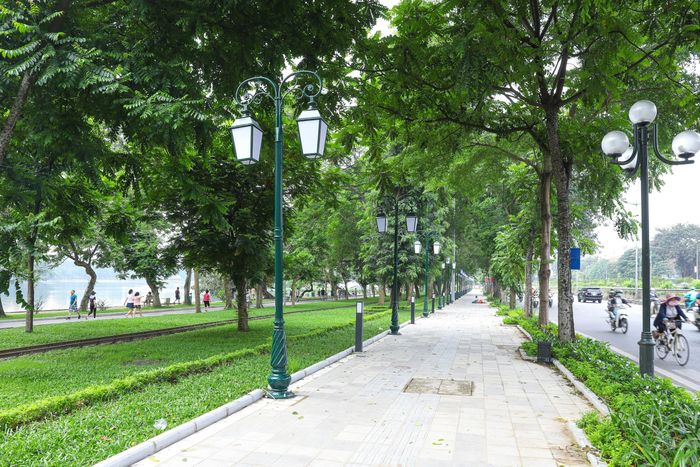 Công viên Thống Nhất đoạn phố Lê Duẩn đã tháo dỡ hơn 650m rào và cải tạo vỉa hè, tạo không gian mở cho người dân. Ảnh: TTXVN