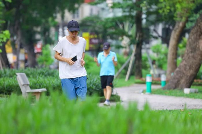 Thành phố đã tháo dỡ 400m hàng rào (mặt phố Trần Nhân Tông) bao quanh Công viên Thống Nhất, tạo không gian mở cho người dân. Ảnh: TTXVN