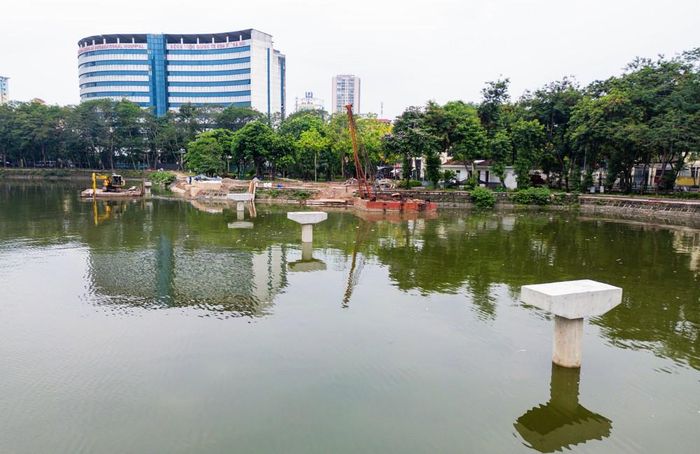 Công viên Nghĩa Đô đang được tiến hành cải tạo, sửa chữa để đáp ứng tốt nhu cầu vui chơi, thể dục, thể thao của người dân. Ảnh: TTXVN