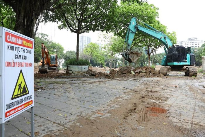 Đơn vị thi công đang tiến hành cải tạo cảnh quan cho Công viên Cầu Giấy. Ảnh: TTXVN
