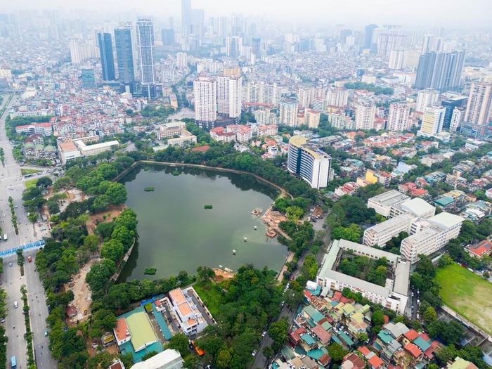 Công viên Nghĩa Đô đang được tiến hành cải tạo, sửa chữa để đáp ứng tốt nhu cầu vui chơi, thể dục, thể thao của người dân. Ảnh: TTXVN