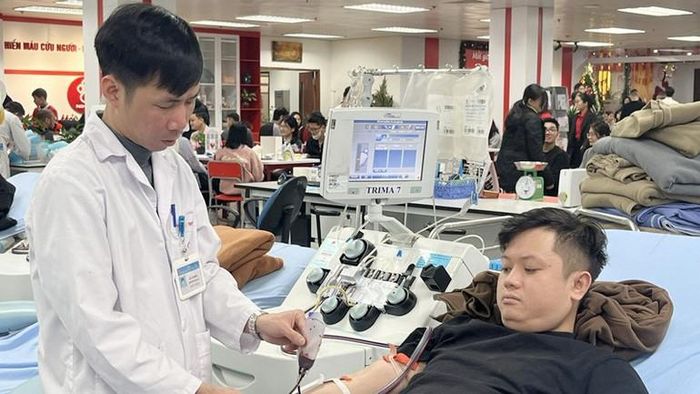  Người dân trên địa bàn thành phố Hà Nội tham gia hiến máu tình nguyện tại Viện Huyết học-Truyền máu Trung ương (Bộ Y tế) 
