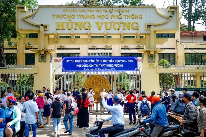 Kỳ thi tuyển sinh vào lớp 10 TPHCM năm nay diễn ra vào ngày 6 và 7/6. Thí sinh sẽ dự thi 3 môn Văn, Toán, Ngoại ngữ. Riêng thí sinh thi chuyên/tích hợp sẽ làm thêm bài thi chuyên/tích hợp.