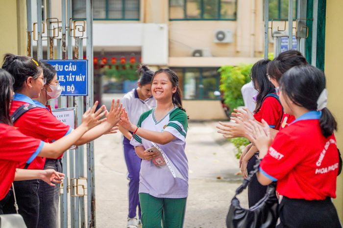 Bên ngoài các điểm thi, đội ngũ tình nguyện viên túc trực để động viên, cổ vũ các sĩ tử. 