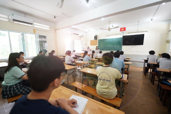 Năm nay, Sở Giáo dục và Đào tạo (GD&amp;ĐT) TPHCM đã quy hoạch 142 điểm thi gồm 132 điểm thi vào lớp 10 thường và 10 điểm thi vào lớp 10 chuyên với tổng cộng 3.277 phòng thi. Mỗi phòng thi có tối đa 24 thí sinh và bảo đảm khoảng cách tối thiểu giữa hai thí sinh ngồi cạnh nhau là 1,2 m theo hàng ngang.