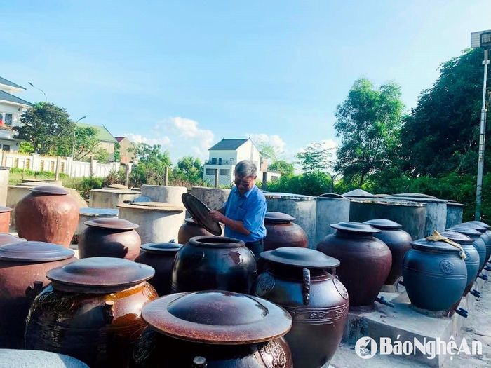 Chế biến nước mắm tại Làng nghề nước mắm Hải Giang 1. Ảnh tư liệu: Phú Hương