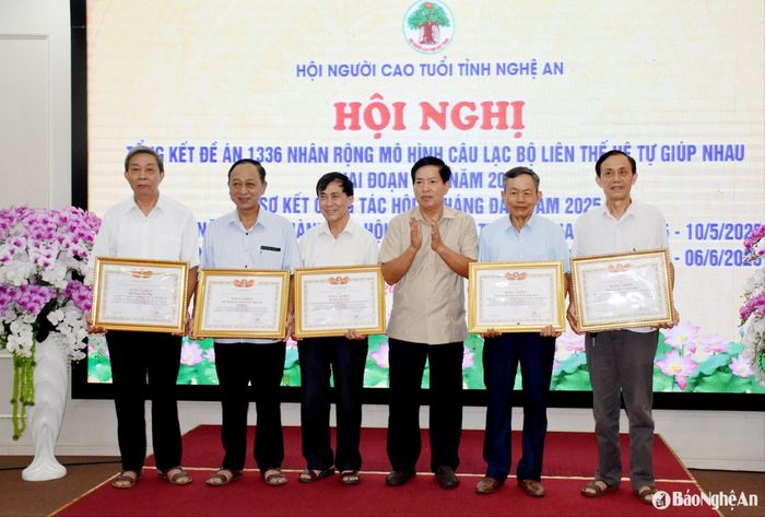 Thừa ủy quyền của Chủ tịch Trung ương Hội Người cao tuổi Việt Nam, đồng chí Cao Đăng Vĩnh - Chủ tịch Hội Người cao tuổi tỉnh Nghệ An trao Bằng khen cho các tập thể và cá nhân. Ảnh: Công Khang