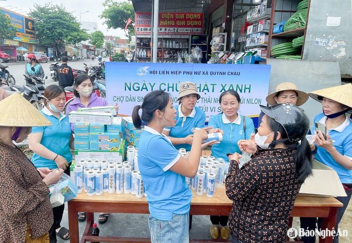 Hội Phụ nữ xã Quỳnh Châu (Quỳnh Lưu) tổ chức chương trình đổi phế liệu lấy túi đựng thực phẩm sinh học nhằm hạn chế sử dụng túi ni lông gây ô nhiễm môi trường. Ảnh: Mai Hoa