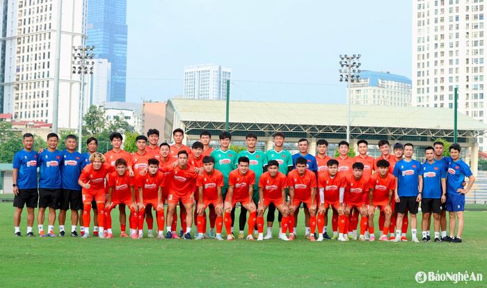 Hôm nay (5/6), Đội tuyển U22 Việt Nam đã có buổi tập cuối cùng tại Trung tâm Đào tạo bóng đá trẻ Việt Nam, khép lại đợt hội quân đầu tiên trong năm. Nhân dịp này, toàn đội đã chụp ảnh lưu niệm để ghi dấu kỷ niệm. Ảnh: Hải Hoàng