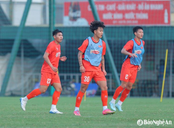 “Hôm qua mới là trận đấu đầu tiên của em. Em cảm thấy ổn nhưng vẫn còn phải nỗ lực nhiều. Các cầu thủ của Đội tuyển Quốc gia đều rất tuyệt vời, em cảm thấy rất vui vì đã được đối đầu với họ. Em thích Nguyễn Quang Hải, Nguyễn Hai Long và thủ môn Filip Nguyễn”.