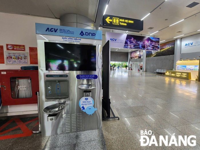 Du khách vừa bước xuống sân bay quốc tế Đà Nẵng có thể sử dụng nước uống miễn phí tại vị trí sảnh đón khách.