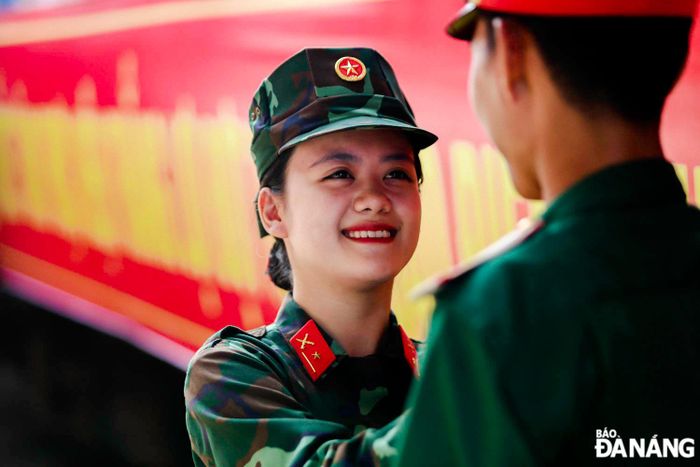 Nữ quân nhân ân cần hỏi han đồng đội.