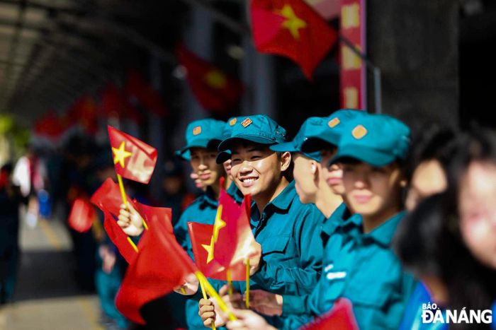 Lực lượng Dân quân tự vệ cũng có mặt chào đón các đoàn công tác.