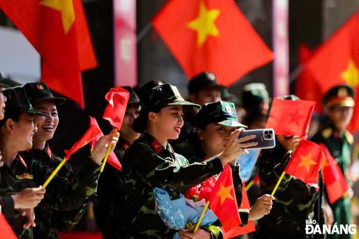  Nhiều nữ chiến sĩ lưu giữ khoảnh khắc vui tươi.