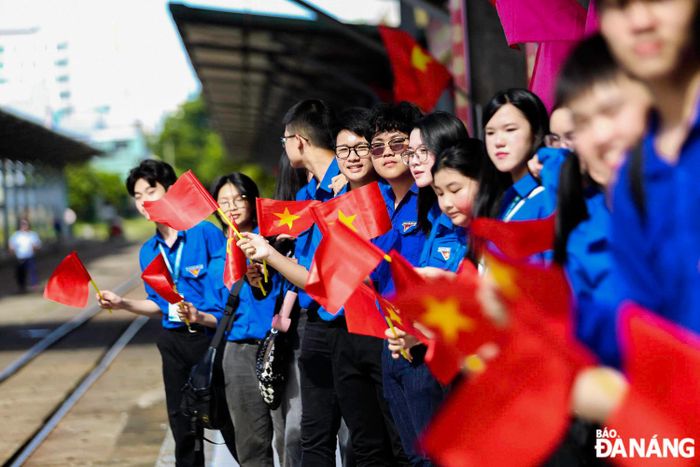 Đông đảo đoàn viên Đoàn TNCS Hồ Chí Minh có mặt tại lễ đón và tiễn đoàn.