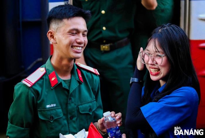 Các đoàn viên hân hoan tiễn đoàn đi làm nhiệm vụ.