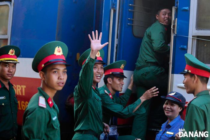 Chiễn sĩ chào hỏi, chụp ảnh kỷ niệm trước giờ hành quân trên chuyến tàu ra Bắc.